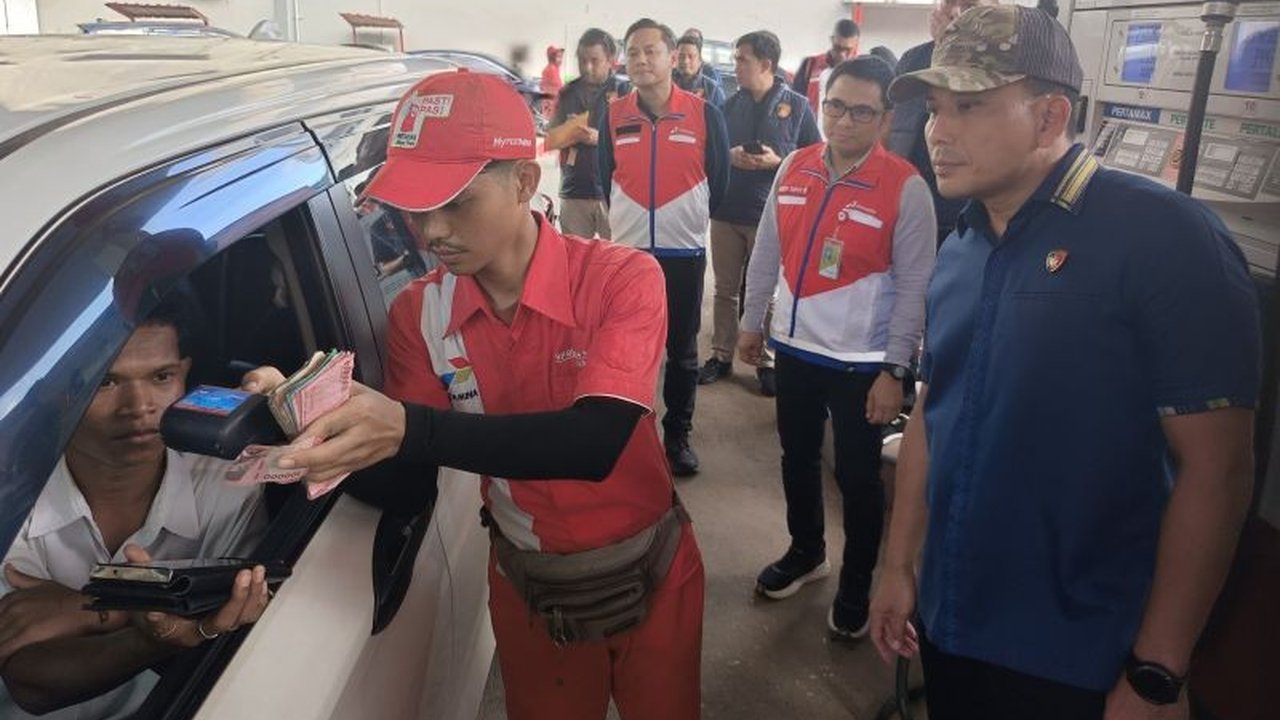 Polda Papua mengimbau petugas SPBU di Jayapura untuk tidak ragu melaporkan pelanggan nakal yang membeli BBM tidak sesuai ketentuan, guna menekan praktik penyalahgunaan BBM bersubsidi yang merugikan negara.