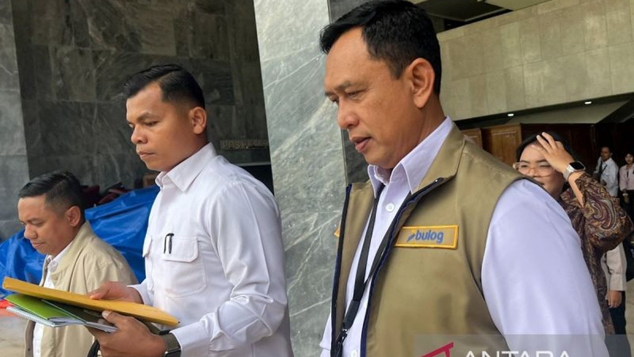 Dirut Bulog Ahmad Rizal Ramdhani menegaskan komitmen penguatan distribusi bantuan pangan Bulog berupa beras dan minyak goreng bagi jutaan KPM untuk menjaga stabilitas pangan dan daya beli masyarakat. Simak selengkapnya!