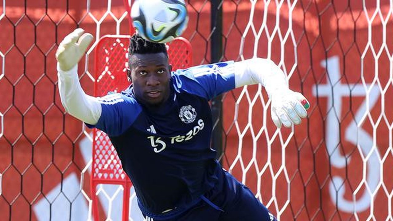 Kiper baru Manchester United, Andre Onana, melakukan latihan perdana bersama timnya di pusat pelatihan Pingry School, New Jersey, Amerika Serikat, Sabtu (22/07/2023) WIB. Oana dibeli oleh