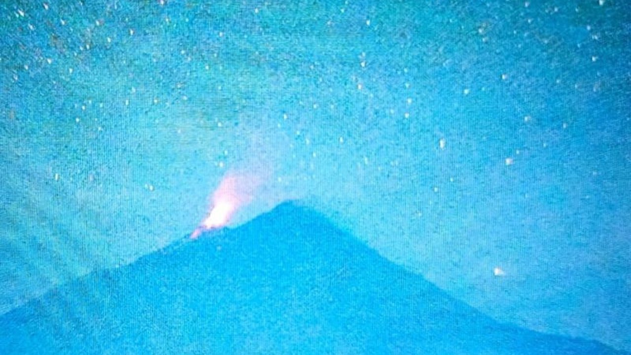 Gunung Karangetang di Sulawesi Utara kembali menunjukkan aktivitas vulkanik dengan semburan lava pijar. Simak imbauan keselamatan dan zona bahaya terkait Erupsi Gunung Karangetang.