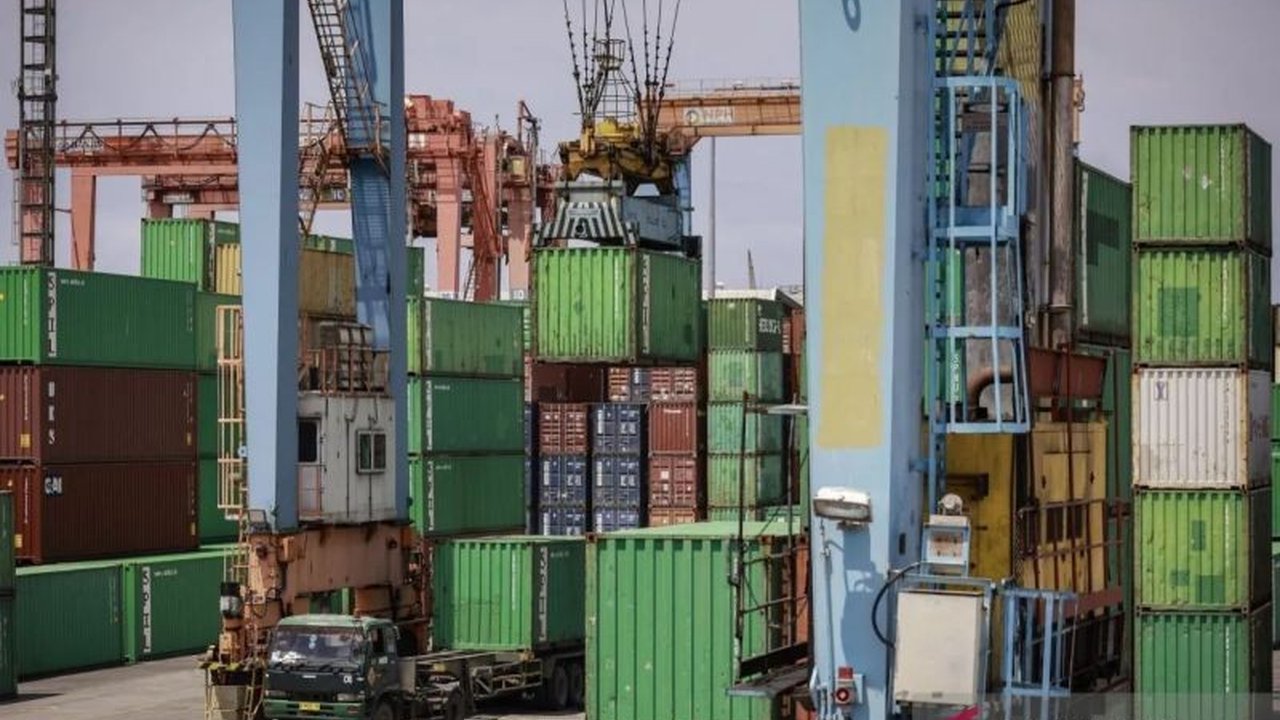 Fundamental Ekonomi Indonesia menunjukkan ketahanan yang kuat di tengah gejolak global, dengan pertumbuhan stabil, inflasi terkendali, dan surplus perdagangan berkelanjutan.