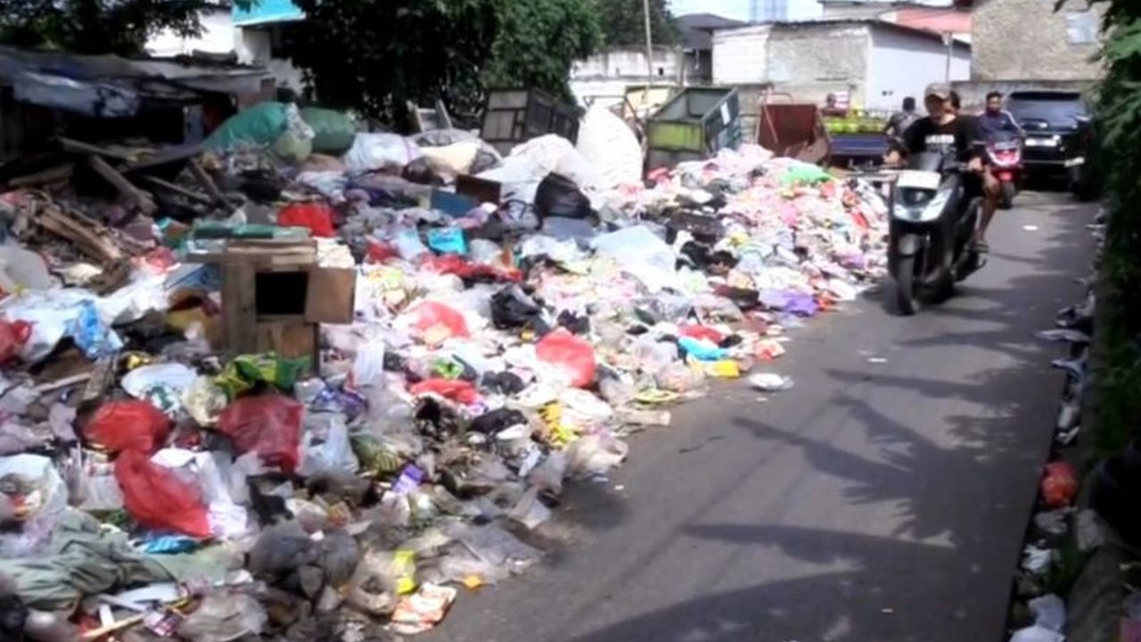 Tumpukan Sampah Cakung Barat di Jalan Rusunawa Cakung Barat telah menggunung lebih dari sebulan, menyebabkan jalanan sempit dan bau tak sedap yang mengganggu aktivitas warga. Simak selengkapnya.