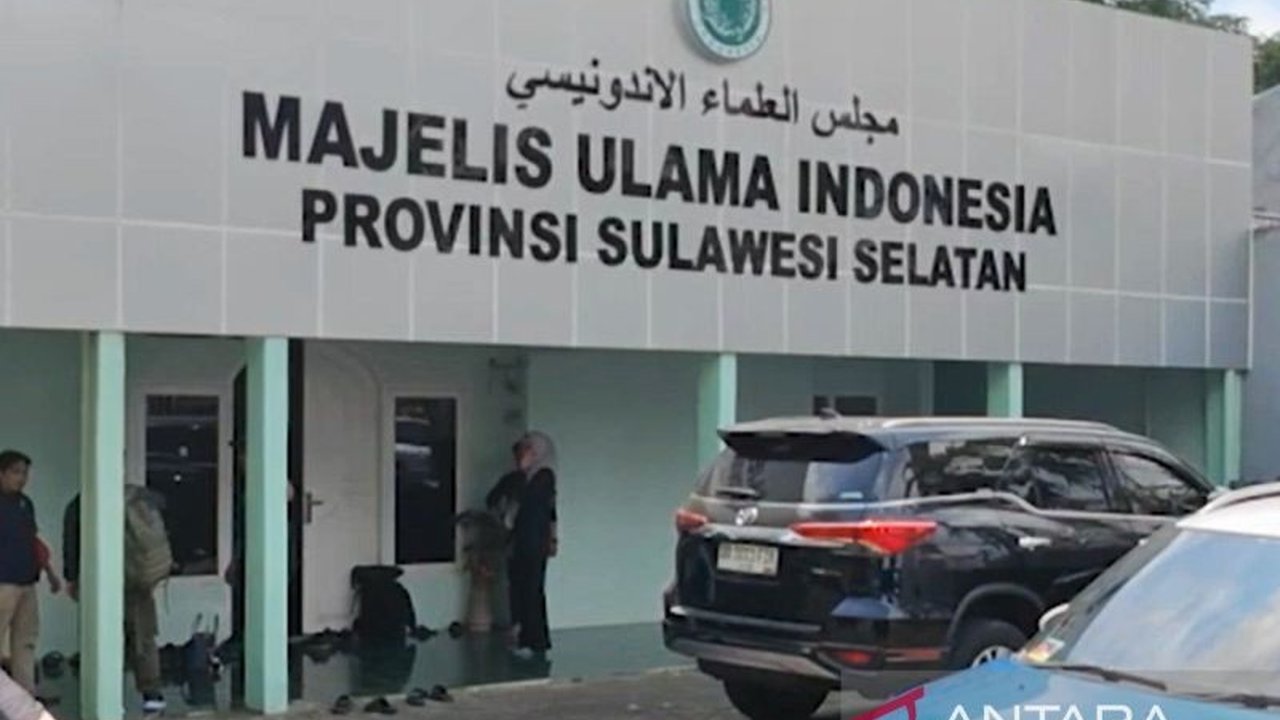 Majelis Ulama Indonesia (MUI) Provinsi Sulawesi Selatan secara tegas mengharamkan praktik minum oli yang viral di media sosial, menegaskan bahwa minum oli berbahaya bagi kesehatan dan tidak sesuai ajaran agama.