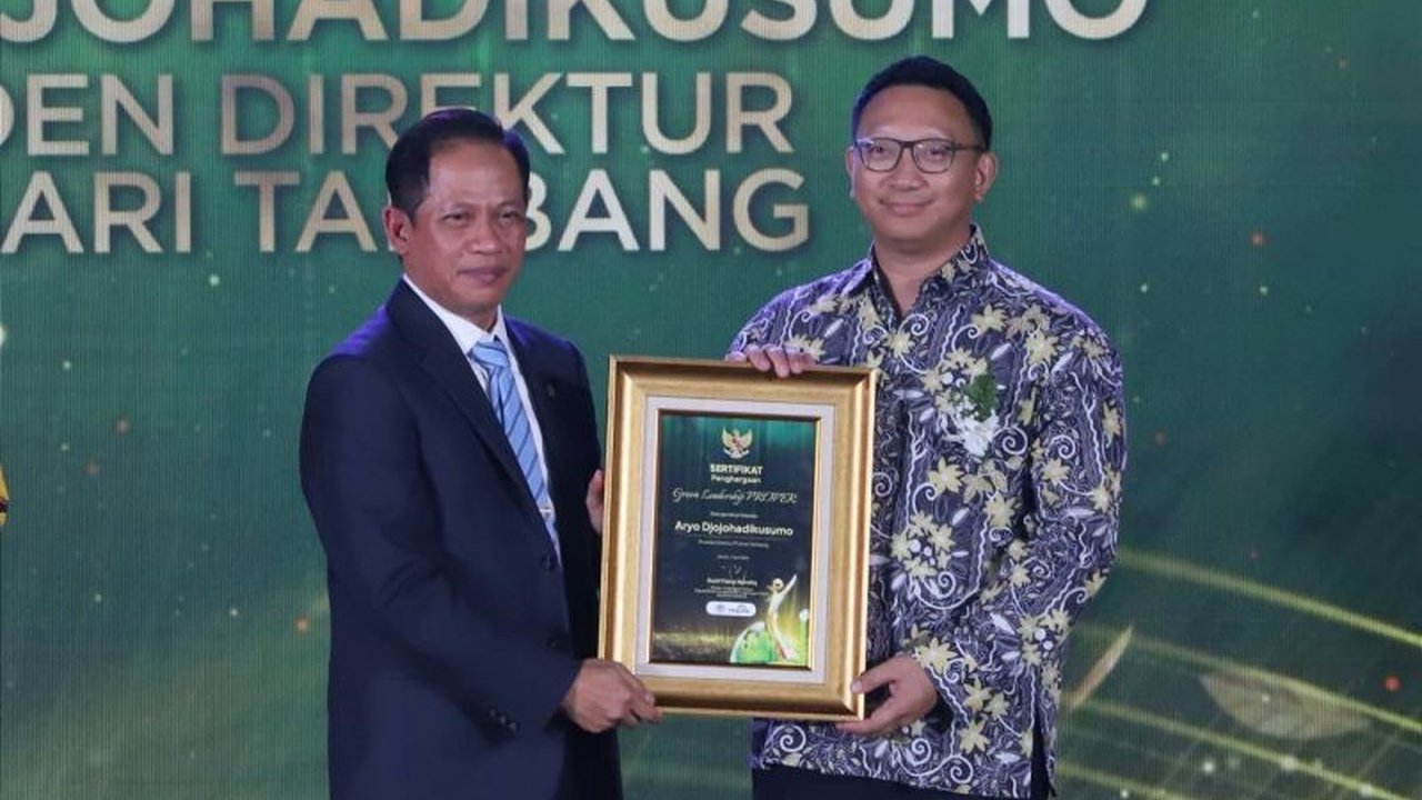 Arsari Tambang Raih PROPER Gold, menegaskan komitmennya terhadap lingkungan. Unitnya, PT Mitra Stania Prima (MSP), mendapat penghargaan tertinggi dari pemerintah, siap transisi energi terbarukan.
