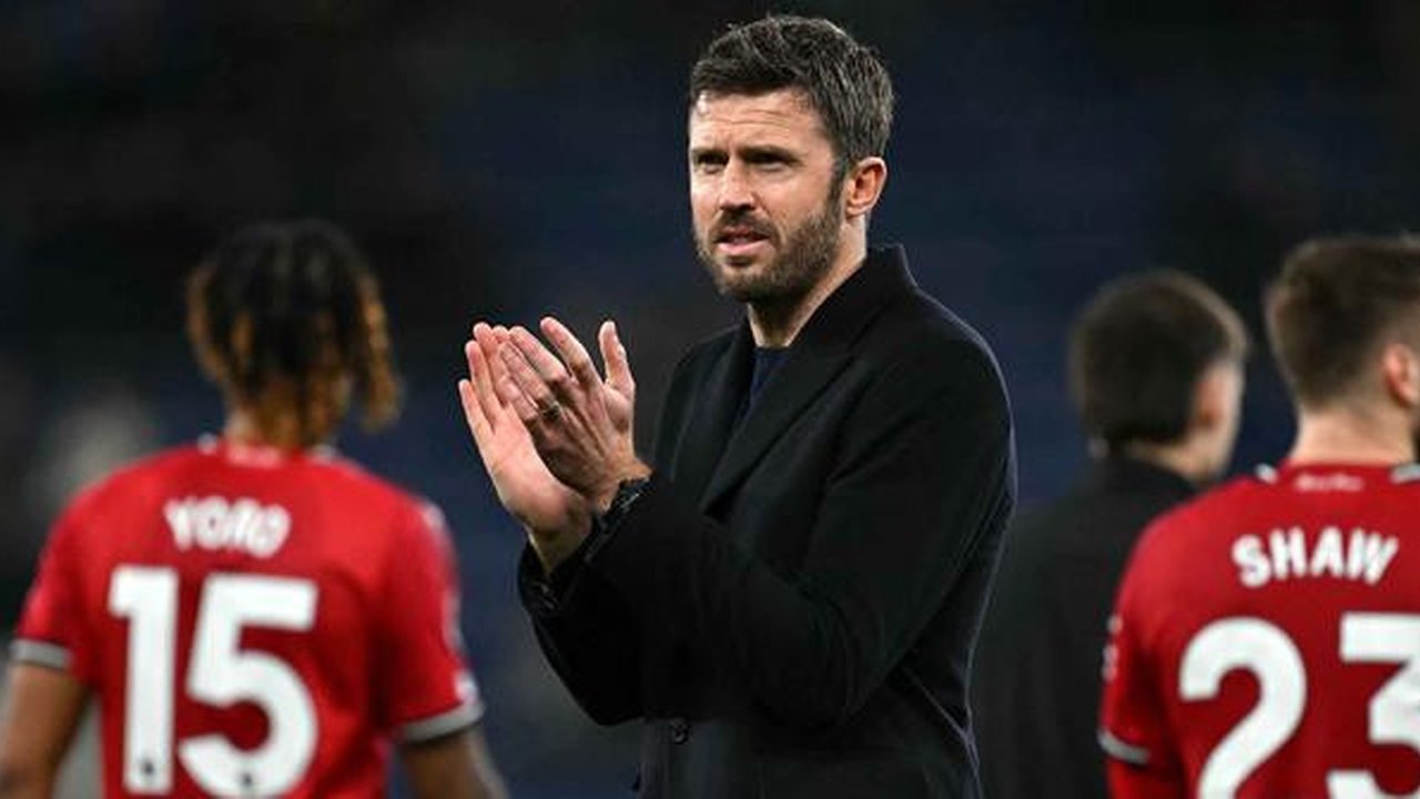 Tambahan tiga poin membuat Manchester United kembali ke peringkat keempat dengan raihan 48 poin. Tampak dalam foto, pelatih interim Manchester United asal Inggris, Michael Carrick, memberikan