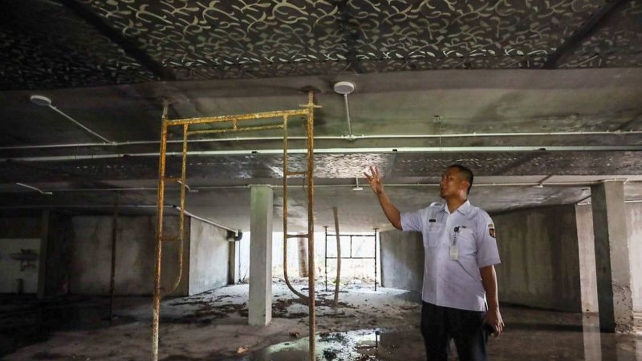Pemerintah Kota Kediri menegaskan komitmen untuk melanjutkan pembangunan Alun-alun Kediri sebagai ruang terbuka hijau, meskipun masih menghadapi kendala perbedaan nilai pembayaran dengan pihak kontraktor.