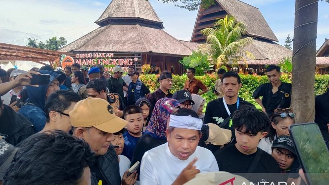 Gubernur Jawa Barat Dedi Mulyadi perintahkan Inspektorat dan BKD investigasi penyebab mandeknya edaran penyederhanaan pajak kendaraan tanpa KTP pemilik lama, tegaskan komitmen pelayanan publik.