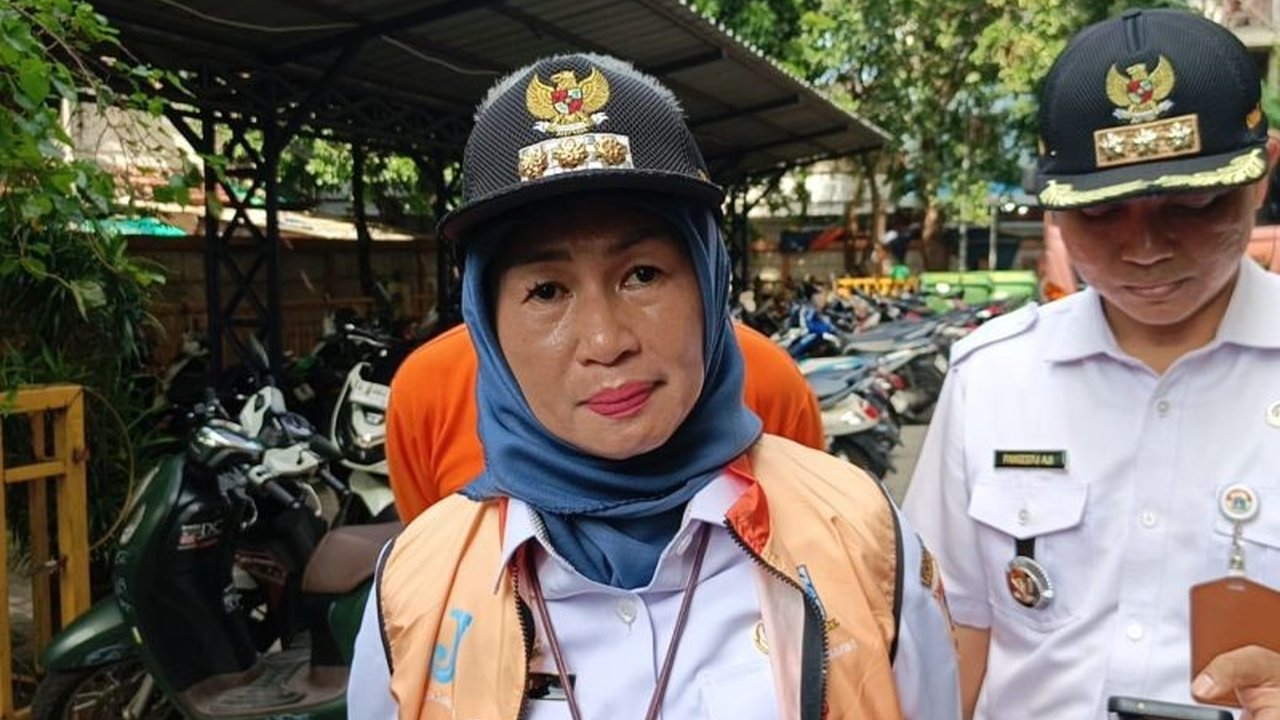 Pemkot Jakbar berinovasi menata tempat penumpukan sampah di Rusun Angke, Tambora, menjadi ruang hijau dan pusat ekonomi sirkular. Simak bagaimana Penataan Sampah Rusun Angke ini akan meningkatkan kualitas hidup warga.