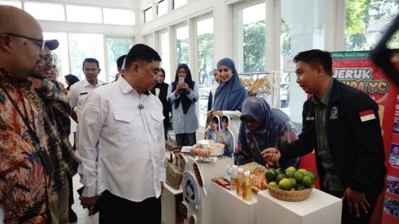 Pemerintah Kabupaten Garut meluncurkan program Kredit Garut Hebat, sebuah inisiatif permodalan inovatif untuk UMKM. Program ini bertujuan memperkuat ekosistem usaha mikro, kecil, dan menengah di Garut, membuka peluang baru bagi pelaku usaha.
