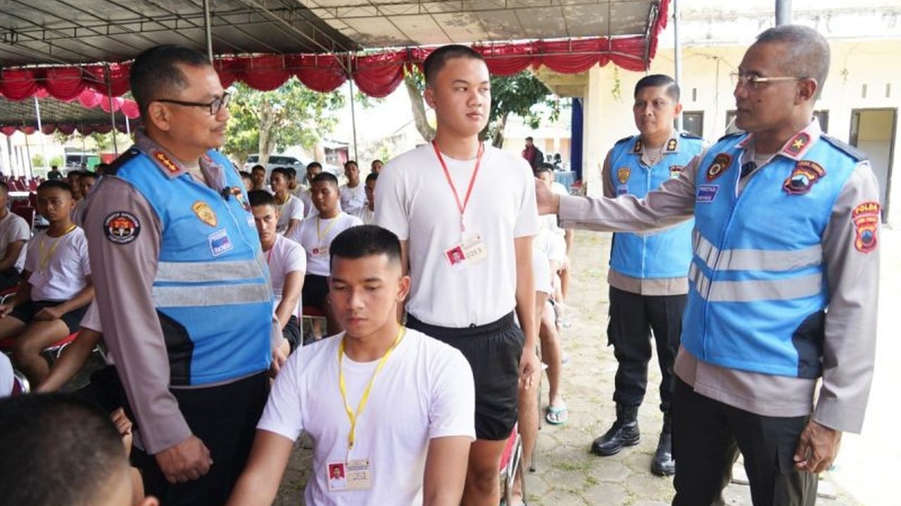Ratusan calon taruna Akademi Kepolisian (Akpol) di Jawa Tengah mengikuti tes kesehatan tahap awal. Polda Jateng menegaskan komitmennya untuk menyelenggarakan seleksi yang bersih, transparan, dan akuntabel, memastikan setiap peserta memiliki kesempatan yan