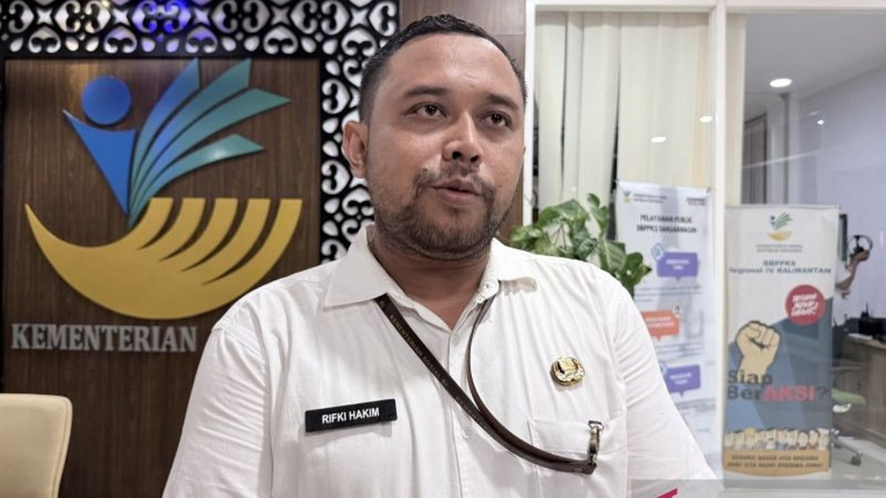 Kementerian Sosial menargetkan tiga gedung permanen Sekolah Rakyat Kalsel di Banjarbaru, Barito Kuala, dan Tanah Bumbu mulai beroperasi Juli 2026, menandai percepatan pembangunan fasilitas pendidikan di wilayah tersebut.