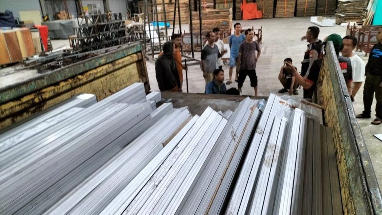 Tiga orang terduga pelaku pencurian aluminium di sebuah perusahaan di Kosambi, Kabupaten Tangerang, berhasil dibekuk polisi. Kasus pencurian aluminium Tangerang ini menyebabkan kerugian hingga puluhan juta rupiah.