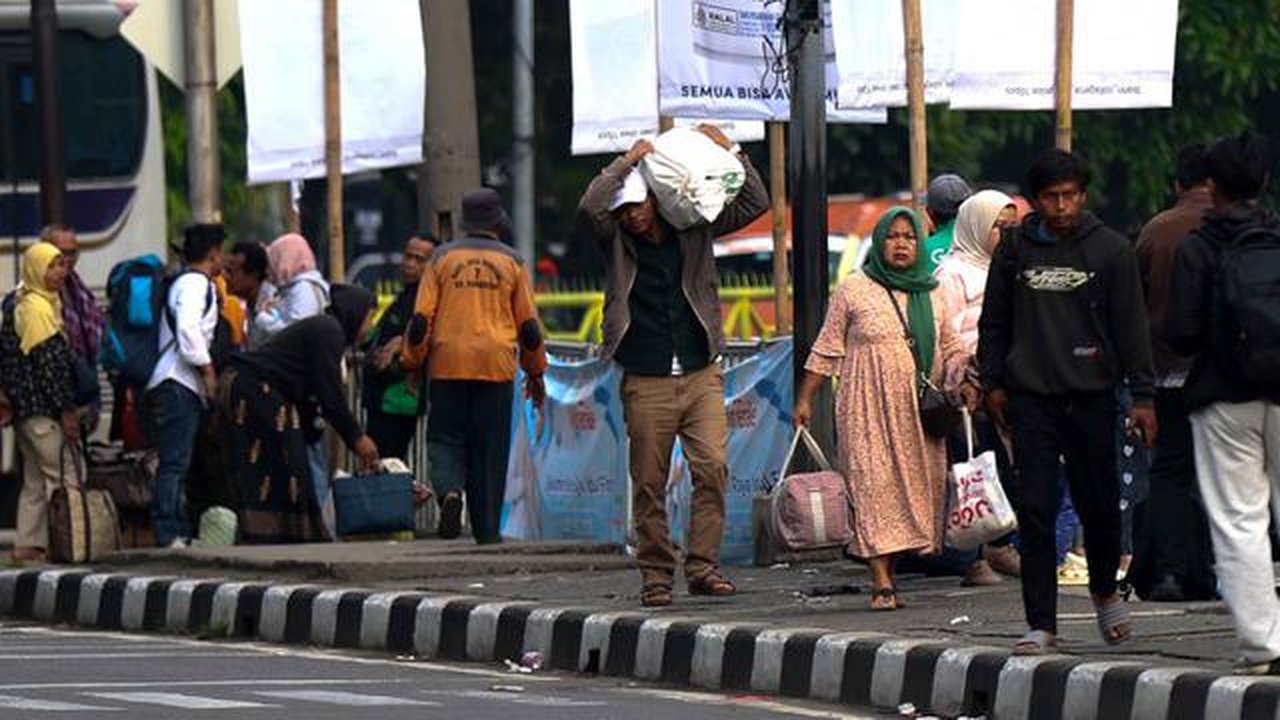 Kedatangan ini merupakan bagian dari arus balik Lebaran 2026 yang diperkirakan mencapai puncaknya pada hari ini. Tampak dalam foto, penumpang bus Antar Kota Antar Provinsi (AKAP) saat tiba di