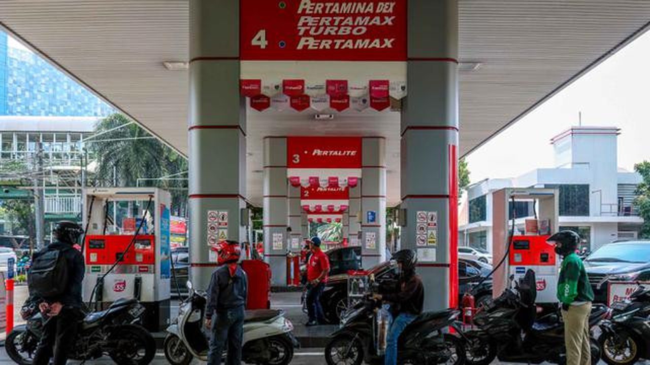 Pertamina juga melakukan berbagai upaya strategis dan optimalisasi distribusi untuk memastikan ketersediaan energi tetap terjaga bagi masyarakat. Tampak dalam foto, para pengendara sepeda mot