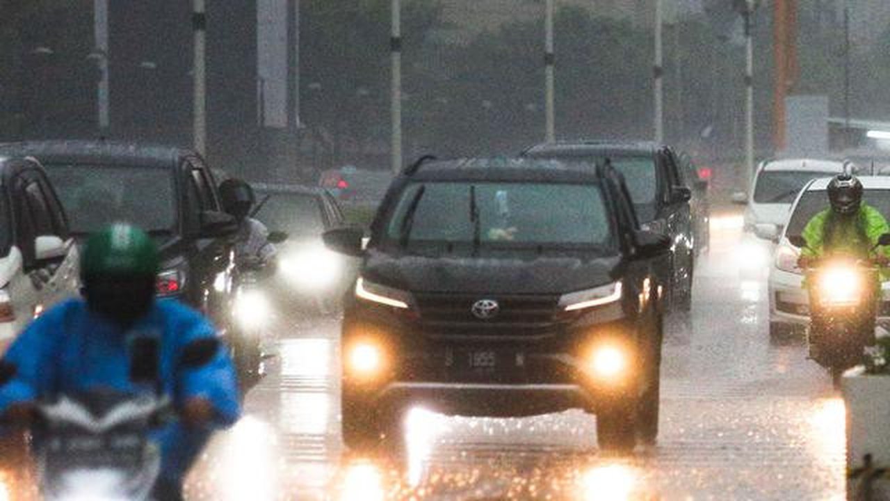 Kenderaan melintas saat hujan di Bundaran HI, Jakarta, Senin (1/11/2021). BMKG mengeluarkan peringatan dini cuaca ekstrem berupa hujan dengan intensitas sedang hingga lebat yang dapat diserta