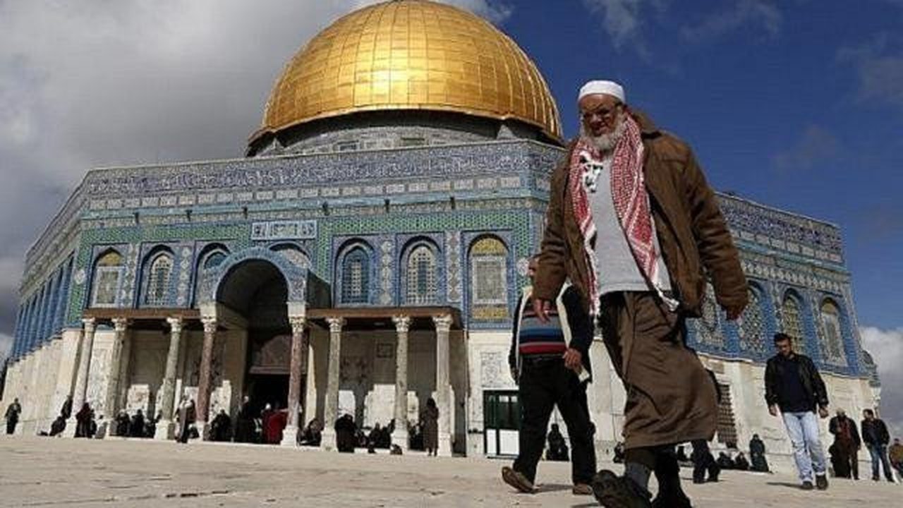 Seorang pria Palestina berjalan melewati Dome of Rock di kompleks Masjid Al-Aqsa sebelum sholat Jumat di Kota Tua Yerusalem pada tanggal 13 Januari 2017. (AFP/Ahmad Gharabli)