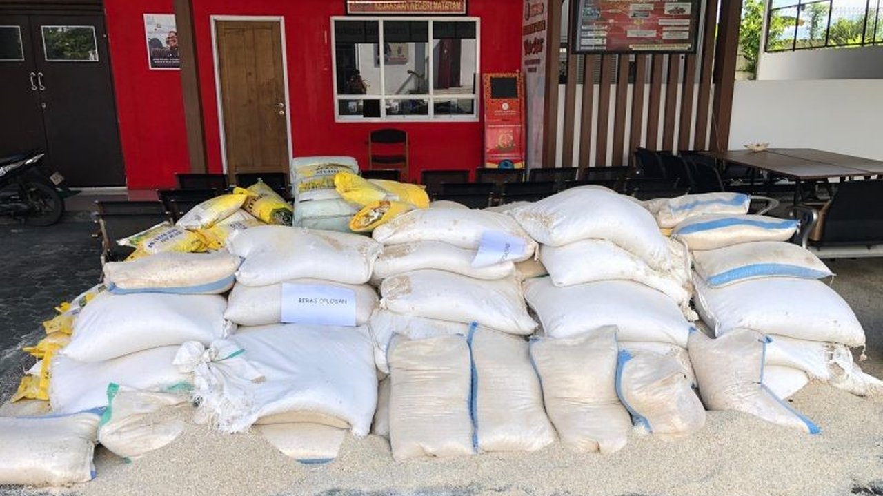 Kejaksaan Negeri Mataram melakukan Hibah Beras Rusak Kejari Mataram sebanyak 246 karung kepada DLH Kota Mataram untuk pakan maggot, sekaligus memusnahkan berbagai barang bukti perkara inkrah lainnya.