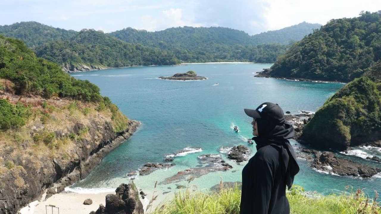 Badan Pusat Statistik (BPS) Banyuwangi mencatat pertumbuhan ekonomi Banyuwangi mencapai 5,65 persen pada tahun 2025, didorong sektor pariwisata dan transportasi yang signifikan.