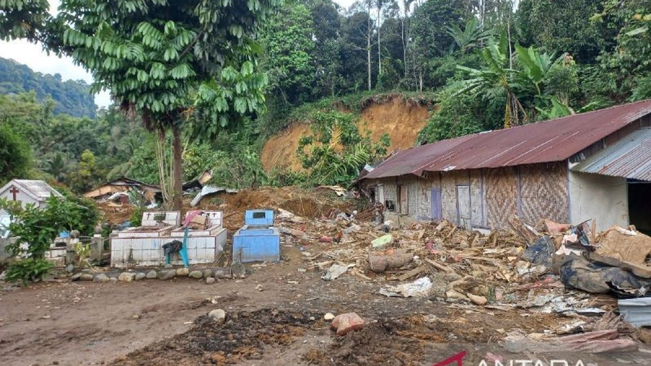 Pusdalops PB Sumut melaporkan tujuh rumah rusak berat akibat tanah longsor di Sibolangit, Deliserdang, menyebabkan lima korban jiwa dan puluhan warga mengungsi.