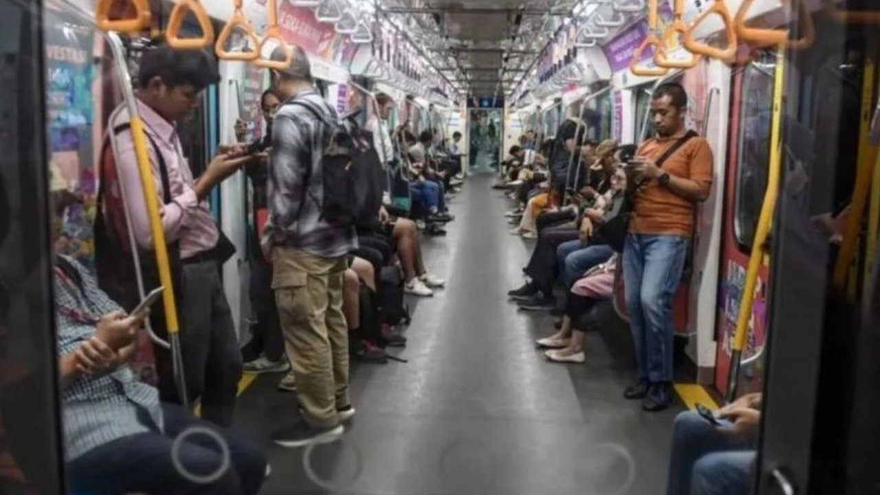 Sepuluh penumpang dilaporkan terjebak lift di Stasiun MRT Lebak Bulus pada Kamis sore setelah pasokan listrik padam. Petugas gabungan berhasil mengevakuasi seluruh korban tanpa ada yang terluka, menimbulkan pertanyaan tentang kesiapan infrastruktur.