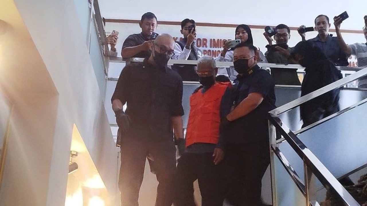 Kantor Imigrasi Ponorogo amankan seorang WNA Malaysia yang overstay delapan tahun di Pacitan, terjerat kasus pelanggaran keimigrasian dan dugaan pemalsuan dokumen pernikahan, kini berkasnya dilimpahkan ke Kejaksaan Negeri Pacitan.
