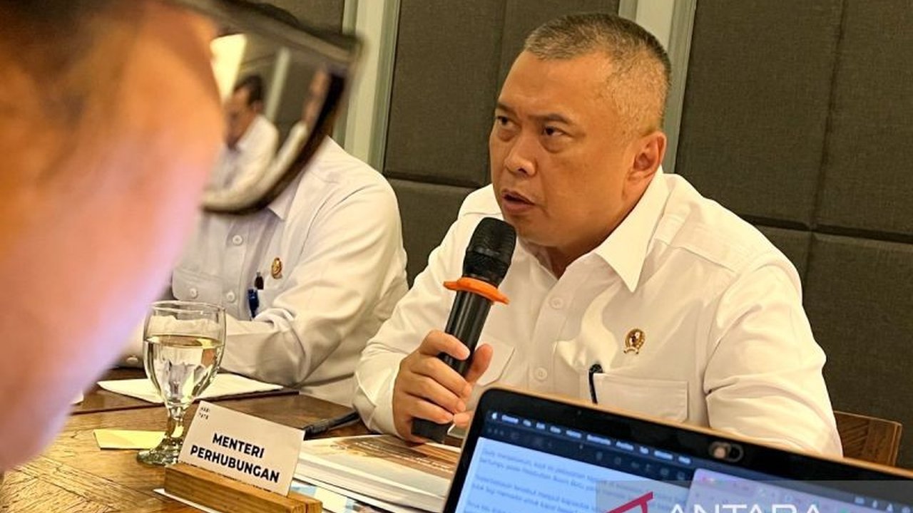 Menteri Perhubungan Dudy Purwagandhi meminta masyarakat tak ragu laporkan dugaan pungli transportasi via media sosial. Langkah ini penting untuk transparansi dan perbaikan layanan.