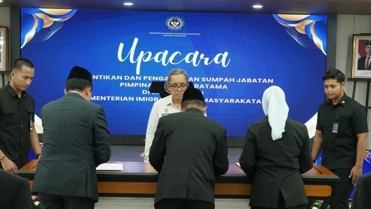 Kemenimipas melakukan pelantikan sejumlah pimpinan tinggi pratama, termasuk Guntur Sahat Hamonangan sebagai Kakanwil Ditjen Imigrasi Kepri dan Wahyu Eka Putra sebagai Kepala Imigrasi Batam, menegaskan komitmen penguatan organisasi melalui pelantikan pejab