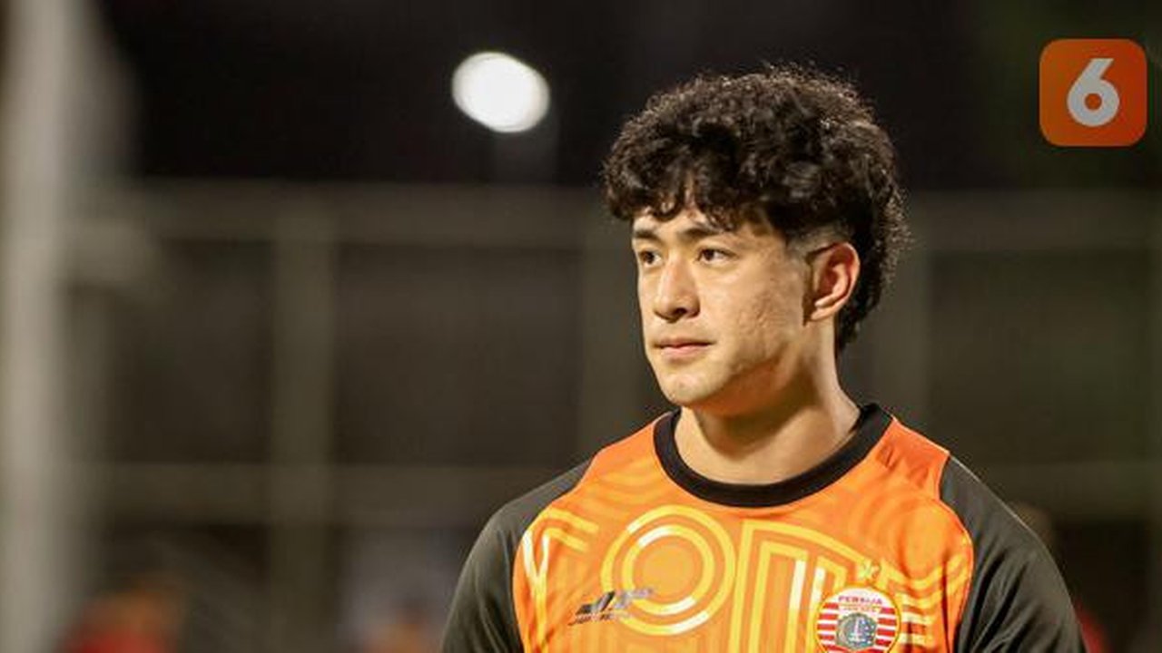 Kiper baru Persija Jakarta, Cyrus Margono saat berlatih menjelang laga lanjutan BRI Super League 2025/2026 melawan PSM Makassar di lapangan latih Jakarta International Stadium, Jakarta, Kamis