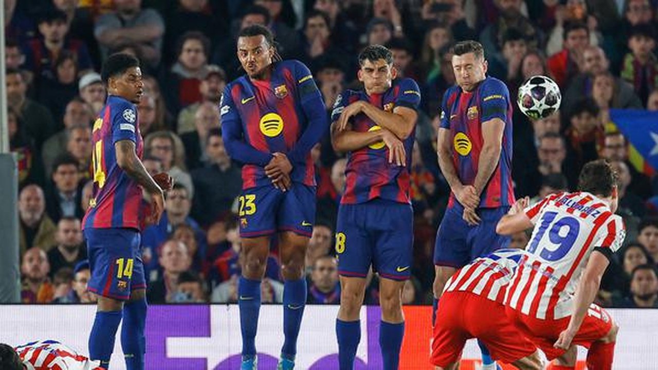 Momen eksekusi gol tendangan bebas Julian Alvarez dalam laga leg pertama perempat final Liga Champions antara Barcelona vs Atletico Madrid di Camp Nou, 9 April 2026. (AP Photo/Joan Monfort)