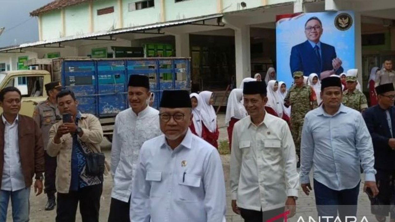 Menteri Koordinator Bidang Pangan Zulkifli Hasan mengajak Pemerintah Kabupaten Bojonegoro memperkuat Koperasi Desa Merah Putih (KDMP) sebagai pilar utama Penguatan KDMP Bojonegoro dan ketahanan pangan lokal. Simak upaya Pemkab Bojonegoro mewujudkan hal in