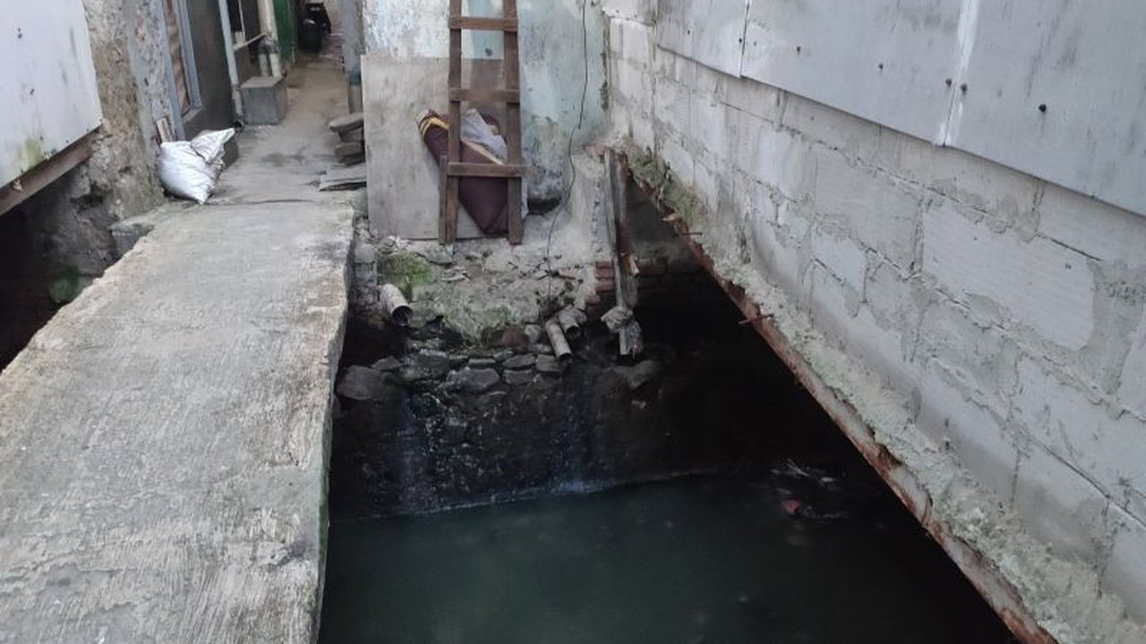 Pemerintah Kota Jakarta Barat secara ambisius menargetkan seluruh 56 kelurahan di wilayahnya mencapai status Open Defecation Free (ODF) atau stop BAB sembarangan pada Juni 2026, demi mewujudkan lingkungan sehat dan bersih.