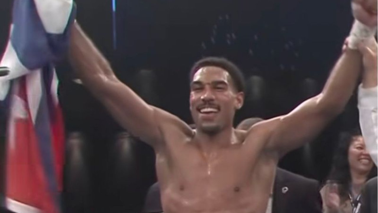 Petinju Kuba Osley Iglesias berhasil merebut gelar juara dunia IBF kelas super menengah setelah mengalahkan Pavel Silyagin dengan TKO, melanjutkan rekor tak terkalahkan yang impresif.