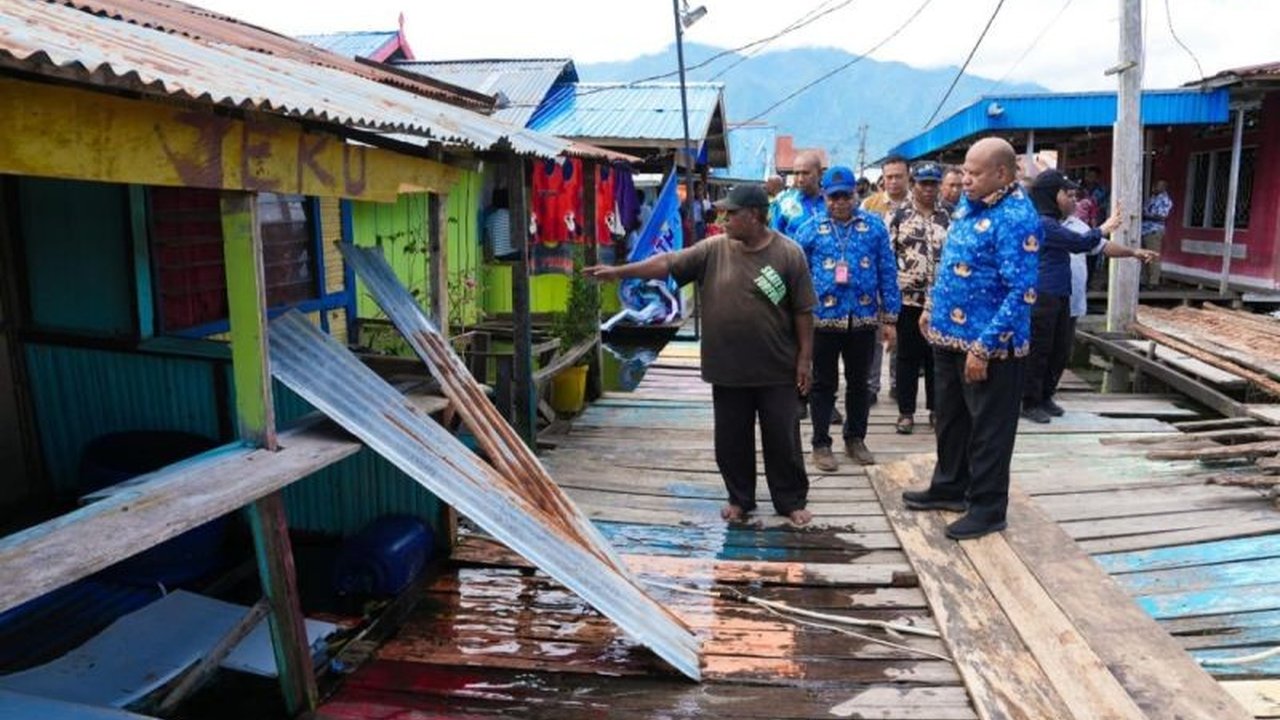 Gubernur Papua Matius D. Fakhiri bergerak cepat menanggulangi dampak banjir di Kampung Yoboi akibat luapan Danau Sentani, memastikan bantuan dan perbaikan infrastruktur. Simak upaya pemerintah dalam penanganan banjir Kampung Yoboi.