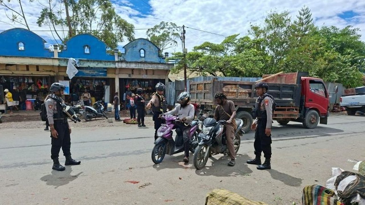 Polres Jayawijaya intensifkan sosialisasi Kamtibmas di dua pasar utama, Woume dan Pikey, mengajak masyarakat berperan aktif menciptakan situasi aman dan kondusif.