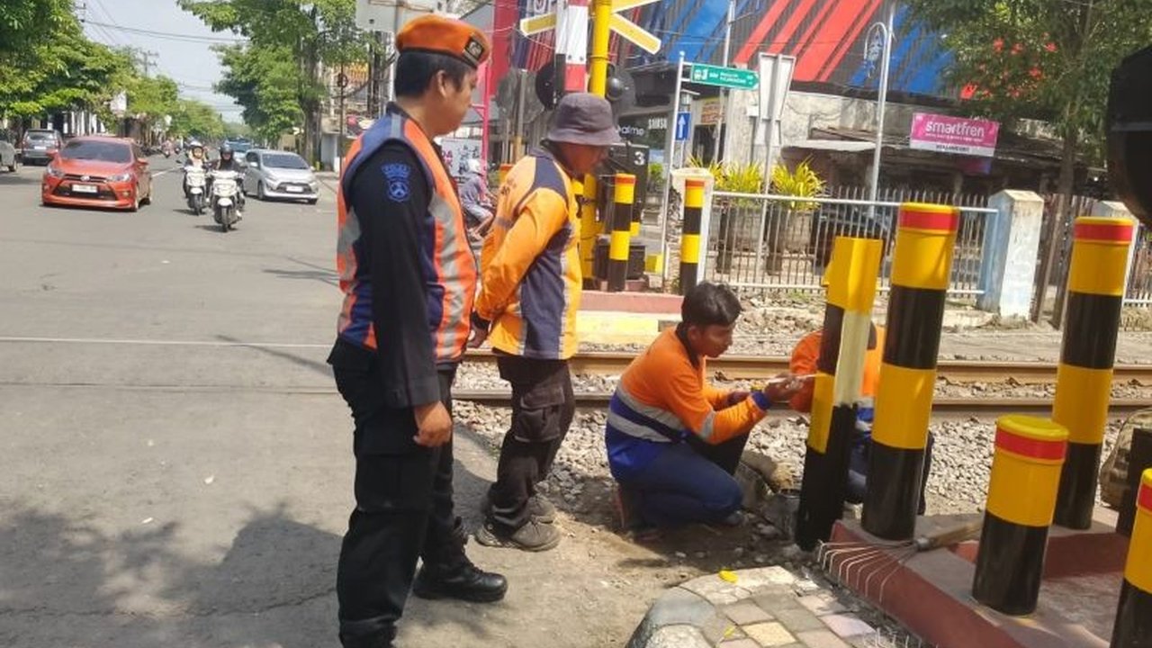PT KAI Daop 7 Madiun melakukan sterilisasi emplasemen Stasiun Tulungagung. Langkah Sterilisasi KAI Daop Madiun ini bertujuan meningkatkan keselamatan perjalanan kereta api dan mencegah potensi kecelakaan di jalur rel.
