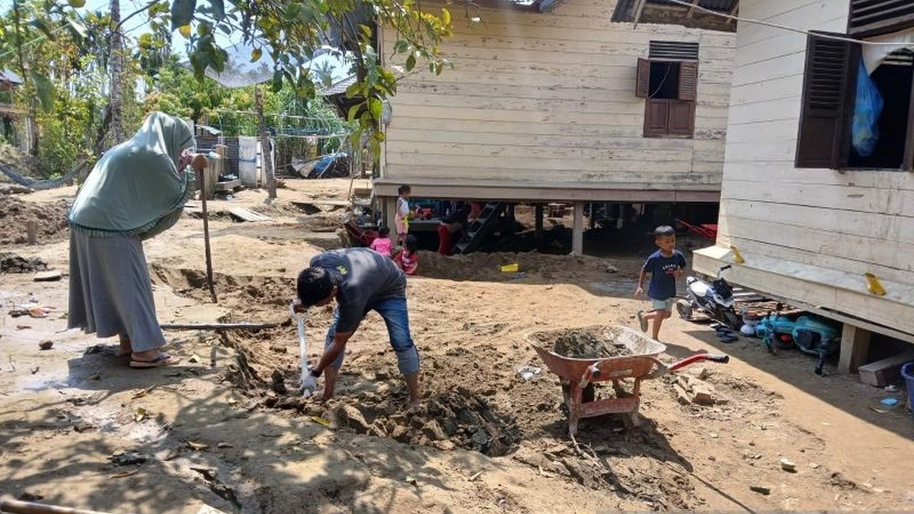 Masyarakat Pidie Jaya kembali membersihkan rumah dari lumpur akibat banjir berulang yang melanda wilayah tersebut. BPBD setempat mendesak pemerintah pusat segera membangun tanggul permanen Sungai Meureudu untuk mencegah terulangnya bencana ini.