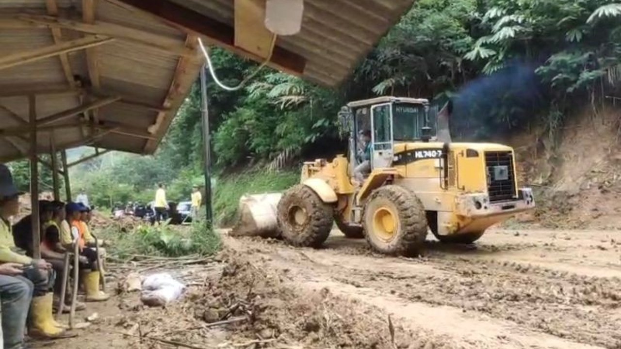 Jalur selatan Garut yang sebelumnya terganggu akibat longsor kini telah kembali normal dan bisa dilintasi kendaraan dari dua arah, namun pengendara diimbau tetap waspada terhadap kondisi jalan.