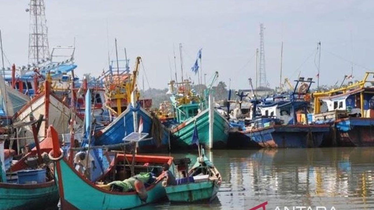 Jaringan Koalisi untuk Advokasi Laut Aceh (KuALA) mendesak pemerintah menyederhanakan sistem perizinan nelayan yang dinilai sulit dan tidak transparan, memicu praktik percaloan serta membebani nelayan kecil.