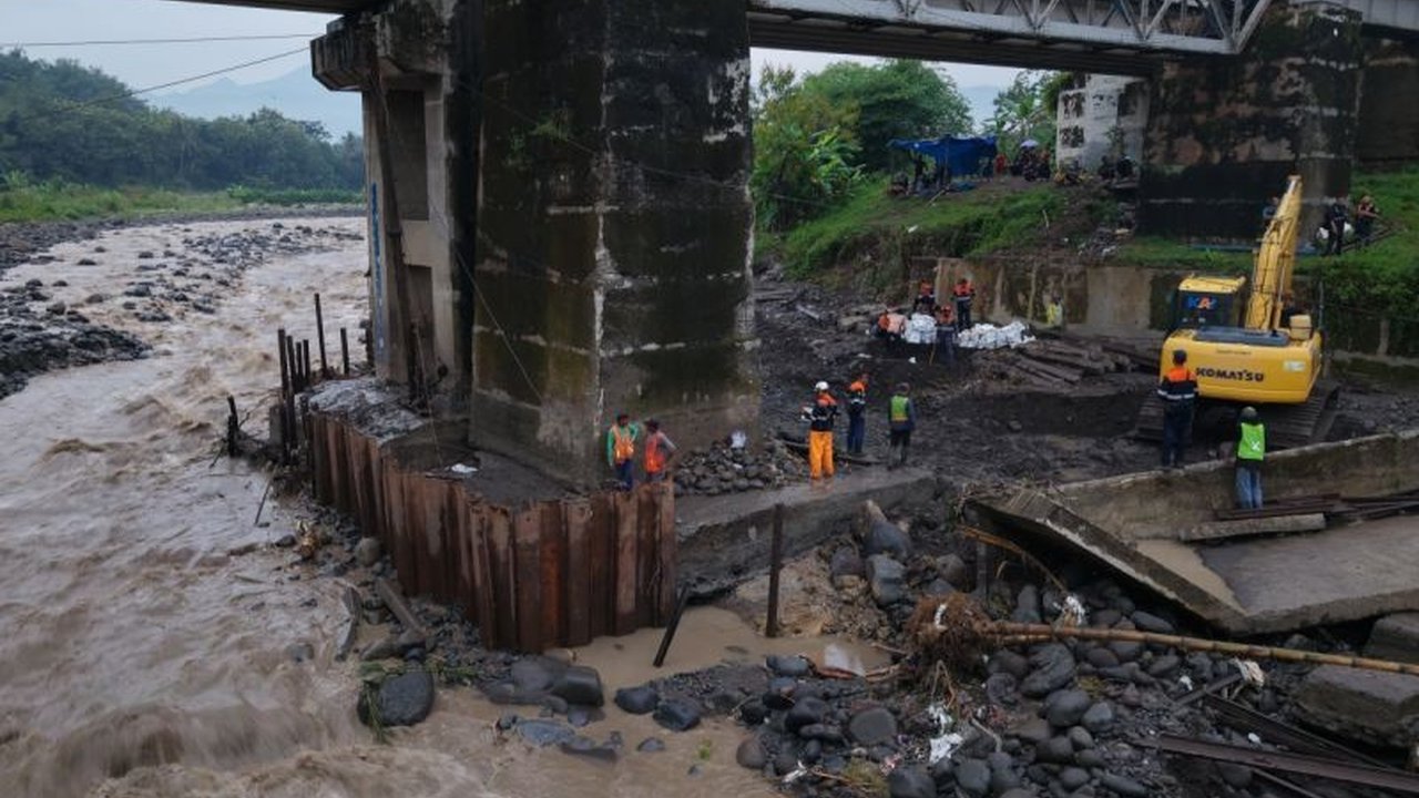 PT KAI Daop 5 Purwokerto kembali membuka jalur hulu Prupuk-Linggapura setelah perbaikan intensif. Ketahui detail penanganan kerusakan dan dampaknya pada perjalanan kereta api.