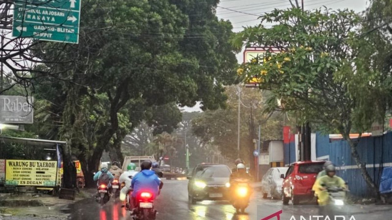 BMKG Stasiun Klimatologi Karangploso memperingatkan potensi Cuaca Ekstrem Pancaroba di Malang Raya, meliputi hujan deras, angin kencang, hingga hujan es, dampak gelombang Rossby. Masyarakat diimbau meningkatkan kewaspadaan guna mencegah bencana hidrometeo