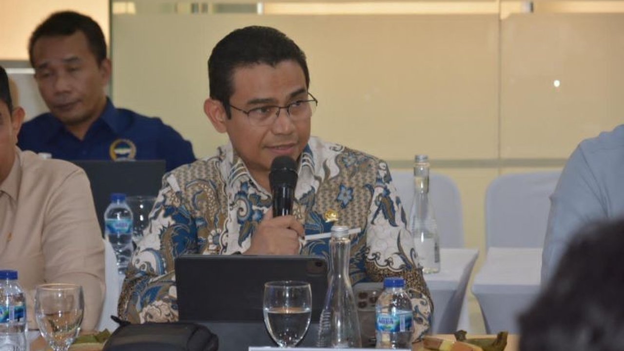 Anggota DPR RI mendesak pemerintah untuk memperketat pengawasan dan mengevaluasi perizinan komersialisasi air bawah tanah oleh industri, menyusul kekhawatiran eksploitasi berlebihan yang mengancam lingkungan dan akses air bersih masyarakat.