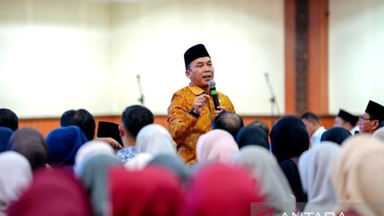 Menteri Kependudukan dan Pembangunan Keluarga (Mendukbangga) Wihaji menekankan pentingnya pembangunan keluarga yang holistik, melibatkan semua siklus kehidupan, demi mewujudkan SDM berkualitas menuju Indonesia Emas 2045.