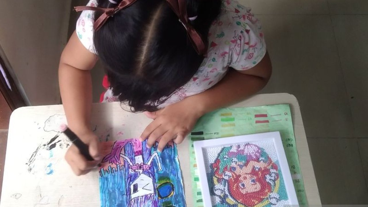 Pembatasan akses medsos anak oleh Meta disambut positif tenaga pendidik di Tangerang. Kebijakan ini diharapkan mampu meningkatkan fokus belajar dan membentuk kebiasaan digital yang sehat.