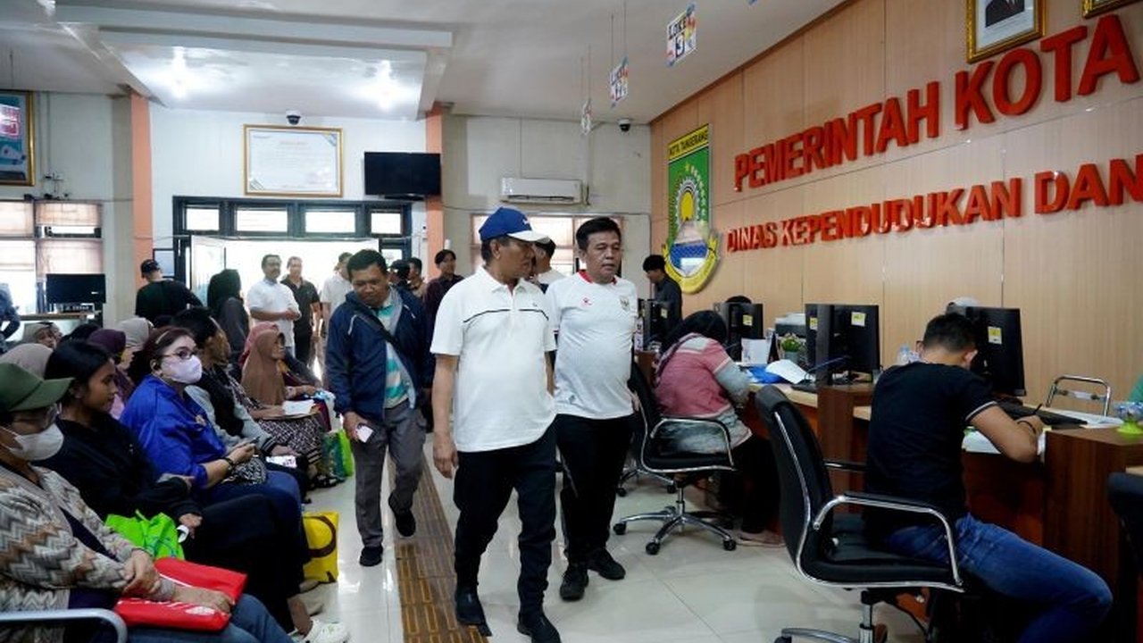 Pemerintah Kota Tangerang mulai menerapkan kebijakan Work From Home (WFH) perdana, namun memastikan kualitas pelayanan publik tidak akan berkurang. Simak bagaimana Pemkot Tangerang menjaga optimalisasi layanan di tengah efisiensi energi.