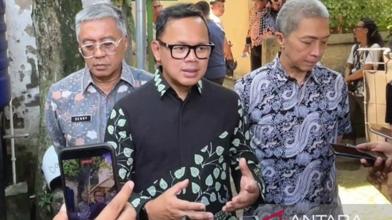 Wakil Menteri Dalam Negeri Bima Arya Sugiarto melakukan sidak WFH ASN di Kota Bogor untuk memastikan efektivitas kebijakan, menjaga kinerja, dan mengoptimalkan pelayanan publik.