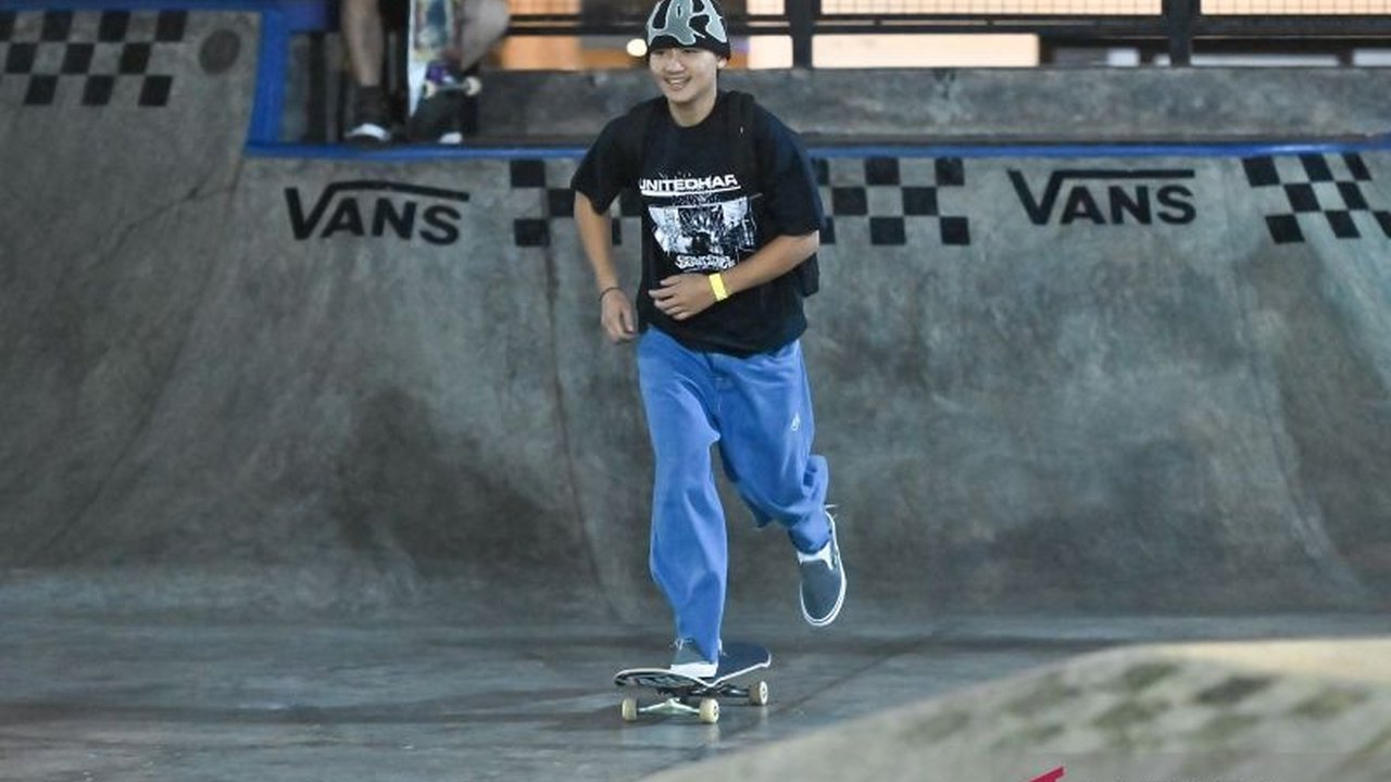 Peringkat dunia atlet skateboard Indonesia melonjak signifikan, membuka peluang besar bagi mereka untuk lolos kualifikasi Olimpiade Los Angeles 2028. Basral Graito memimpin dengan peringkat 38 dunia, memperkuat asa Timnas Skateboard Indonesia.