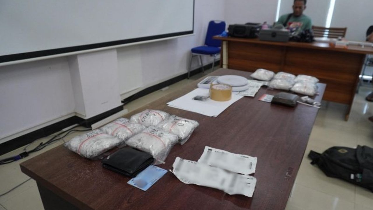 Penyelundupan sabu di Bandara Pekanbaru berhasil digagalkan oleh personel Lanud Roesmin Nurjadin dan Avsec. Dua upaya terpisah mengungkap 4 kilogram sabu, mengindikasikan adanya jaringan narkotika yang perlu diwaspadai secara berkelanjutan.