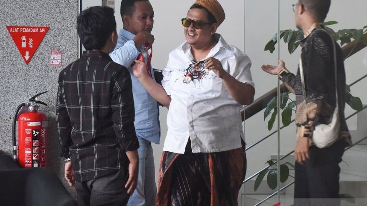 Pengusaha rokok Khairul Umam alias Haji Her membantah mengenal para tersangka kasus dugaan korupsi di lingkungan Direktorat Jenderal Bea dan Cukai. Simak pengakuan Haji Her terkait kasus Bea Cukai yang tengah diselidiki KPK.