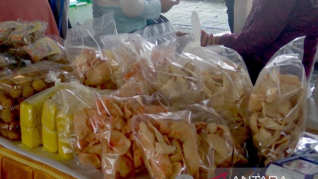 Pemerintah Kabupaten Banyumas menyarankan pelaku UMKM untuk mencari alternatif pengganti plastik di tengah kelangkaan dan lonjakan harga, mendorong inovasi agar usaha tetap berjalan.