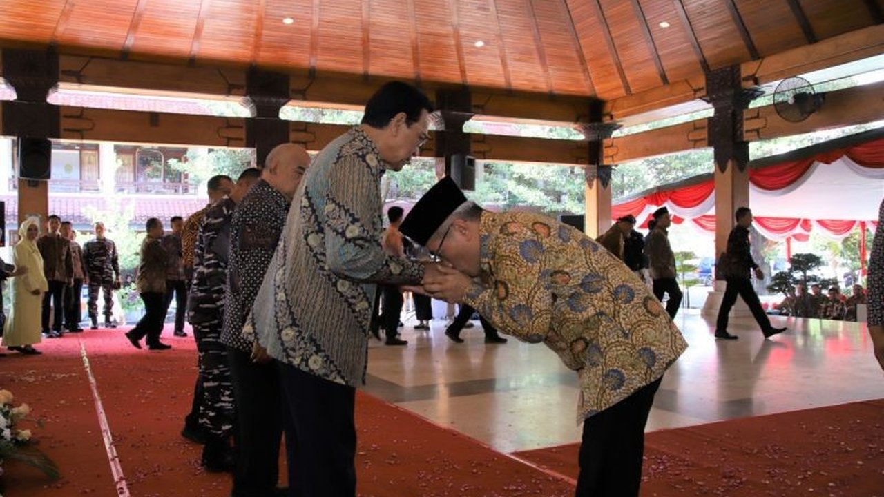 Gubernur DIY Sri Sultan Hamengku Buwono X menyerukan pentingnya Introspeksi Diri Idul Fitri sebagai kesempatan untuk merenungkan tantangan bangsa dan memperkuat nilai-nilai kebangsaan, menciptakan kehidupan yang bermartabat.